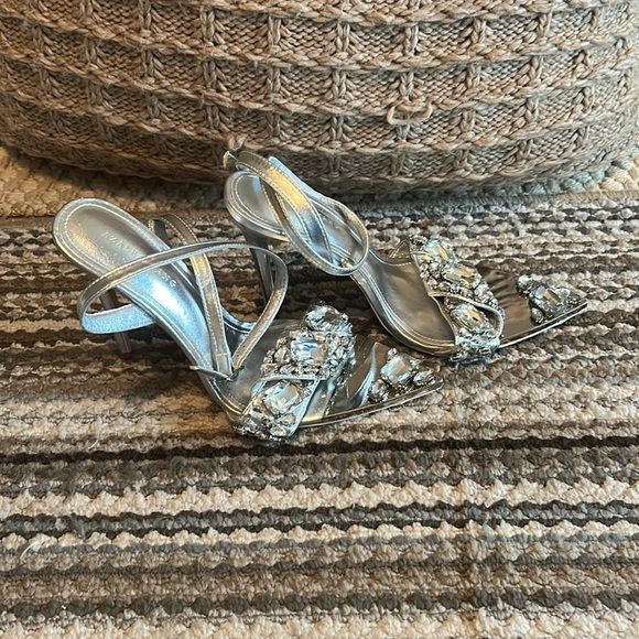 Elegant Silver Strappy Heels with Crystal Embellishments - Picture 2 of 4